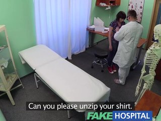 Заставил пациентку раздвинуть ноги